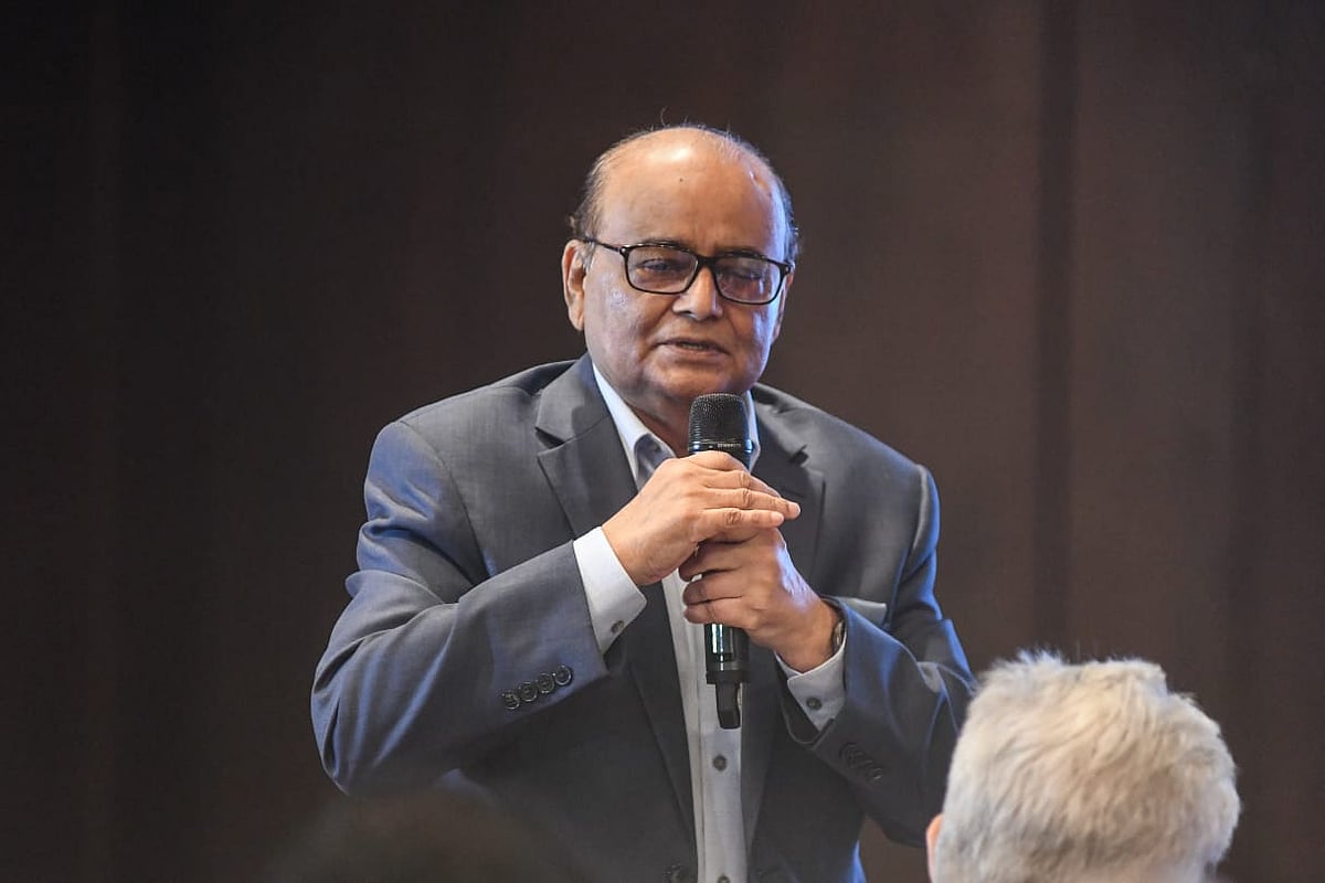 আজ রাজধানীর এক হোটেলে ইন্টারন্যাশনাল বিজনেস ফোরাম অব বাংলাদেশ (আইবিএফবি) আয়োজিত ‘পরিবেশবান্ধব জাহাজ নির্মাণ ও শিল্পায়ন’ শীর্ষক এক সেমিনারে মূল প্রবন্ধে উপস্থাপন করেন পলিসি রিসার্চ ইনস্টিটিউটের (পিআরআই) চেয়ারম্যান জাইদি সাত্তার