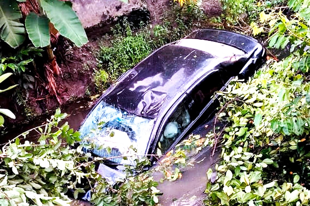 খাদে পড়ে যাওয়া প্রাইভেট কার। শনিবার সন্ধ্যার দিকে কুমিল্লার চান্দিনা উপজেলার কুটুম্বপুর এলাকায়