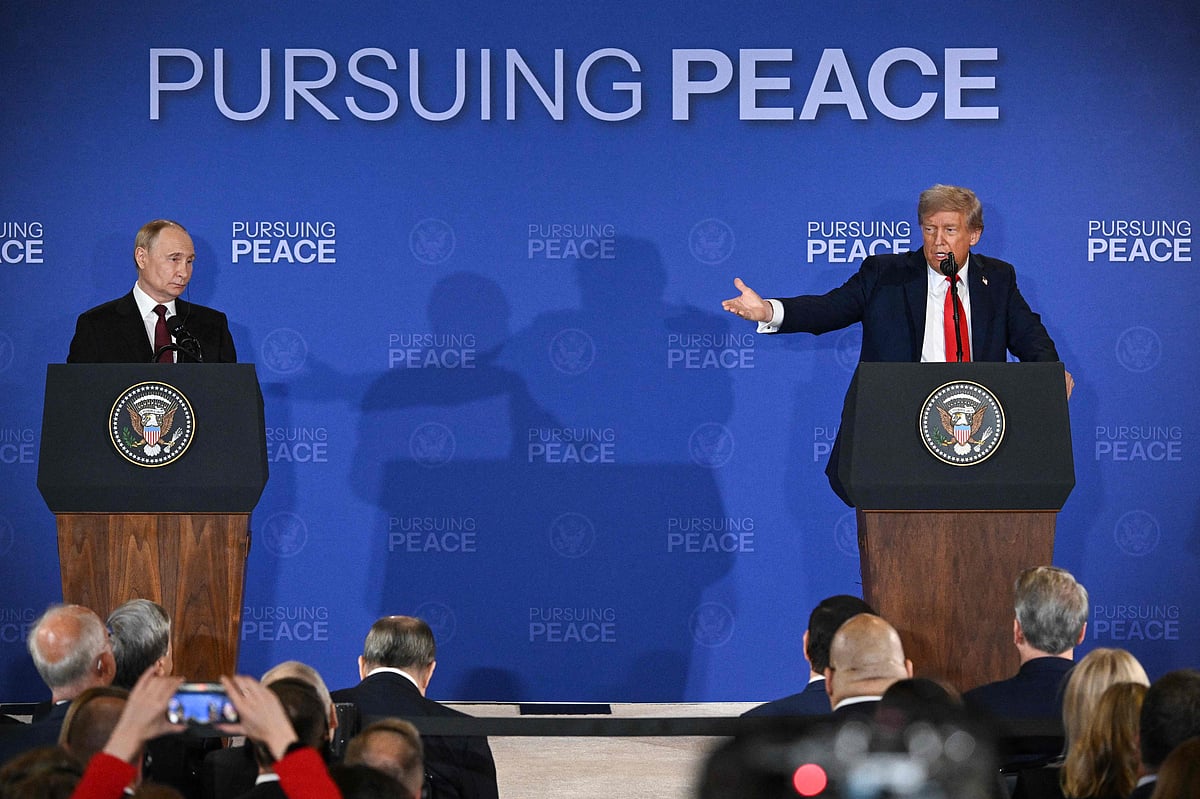 ইউক্রেন যুদ্ধ বন্ধের লক্ষ্যে টানা প্রায় তিন ঘণ্টার বৈঠকের পর যৌথ সংবাদ সম্মেলনে রাশিয়ার প্রেসিডেন্ট ভ্লাদিমির পুতিন (বাঁয়ে) ও যুক্তরাষ্ট্রের প্রেসিডেন্ট ডোনাল্ড ট্রাম্প। যুক্তরাষ্ট্রের আলাস্কা অঙ্গরাজ্যের অ্যাঙ্কোরেজ শহরের এলমেনডর্ফ-রিচার্ডসন সামরিক ঘাঁটিতে, ১৫ আগস্ট ২০২৫