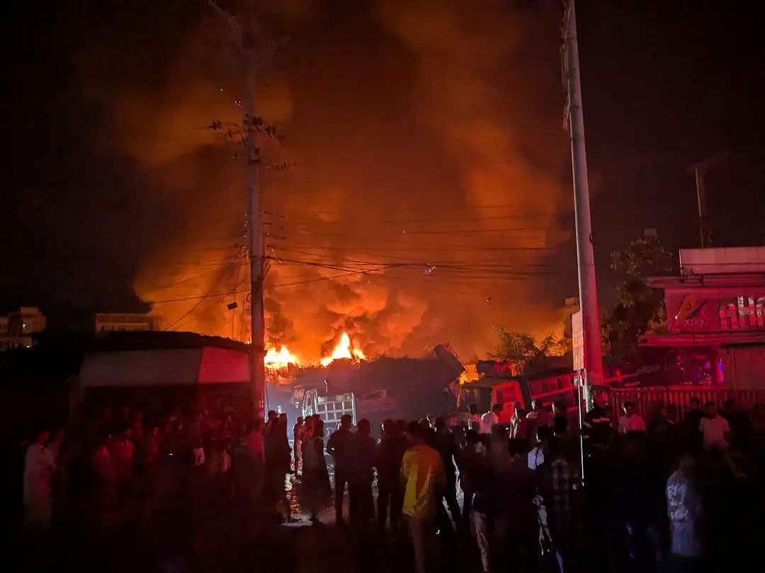 আগুনে পুড়ছে ঝুটের গুদাম