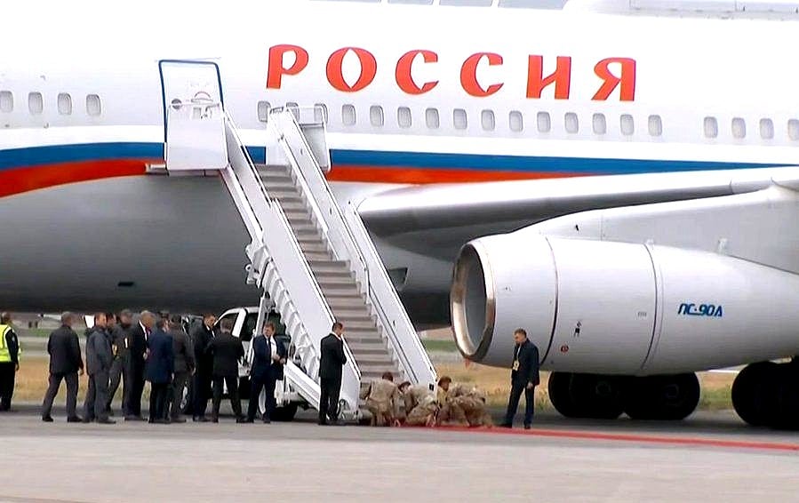 রুশ প্রেসিডেন্ট ভ্লাদিমির পুতিনের বিমানের সিঁড়িতে লালগালিচা বিছাতে হাঁটু গেড়ে বসেছেন মার্কিন সেনারা। ইউক্রেনে এই ছবি ভাইরাল হয়ে গেছে। ১৫ আগস্ট, আলাস্কা