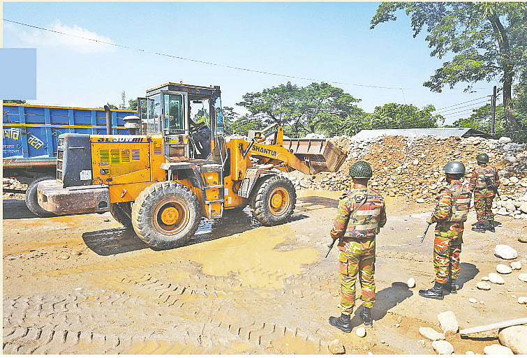 সিলেটের ভোলাগঞ্জ সাদাপাথর থেকে লুট হওয়া পাথর উদ্ধার অভিযান চলছে। গতকাল ধোপাগুল এলাকায় পাথর ভাঙার কল ও আশপাশ থেকে পাথর উদ্ধার করা হয়
