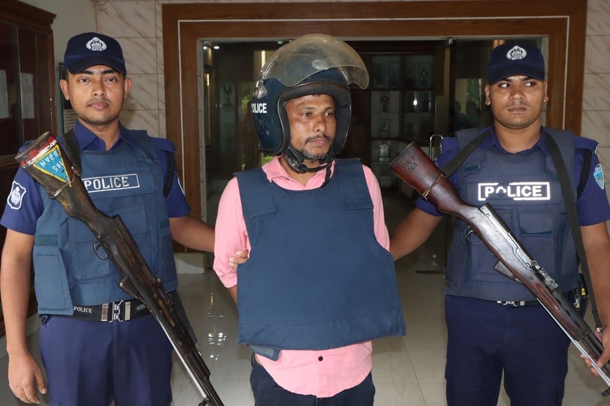 বান্দরবানে  ছিনতাইয়ে জড়িত থাকার অভিযোগে গ্রেপ্তার জেলা পরিসংখ্যান কার্যালয়ের গাড়ি চালক শাহাদাত হোসেন। আজ দুপুর ২টায় পুলিশ সুপার কার্যালয় থেকে তোলা