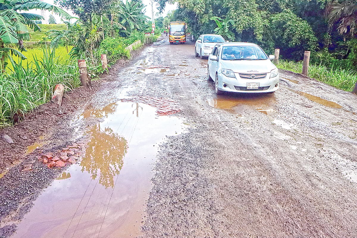 ফরিদপুর-বরিশাল-কুয়াকাটা মহাসড়কের ফরিদপুর অংশের বিভিন্ন স্থানে সৃষ্টি হওয়া গর্তে জমে আছে পানি। এতে দুর্ভোগ পোহাতে হচ্ছে যানবাহনের যাত্রী ও এলাকাবাসীর। বৃহস্পতিবার মহাসড়কের ফরিদপুর সদর উপজেলার বাখুন্ডা এলাকায়