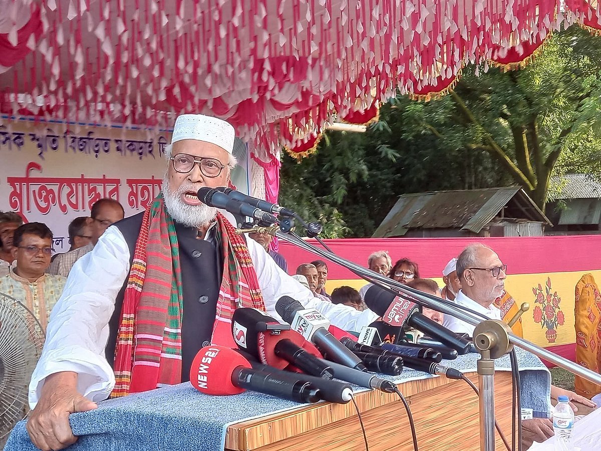 টাঙ্গাইলের ঘাটাইলের মাকড়াই এলাকায় মাকড়াই দিবস উপলক্ষে আয়োজিত কাদেরিয়া বাহিনীর মুক্তিযোদ্ধা মহাসমাবেশে গতকাল বক্তব্য দেন কাদের সিদ্দিকী