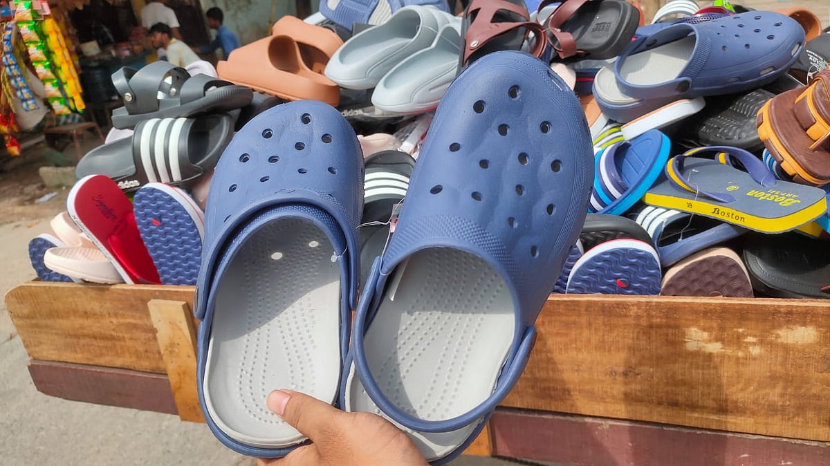 ব্যাপক জনপ্রিয়তা পেয়েছে ক্ল্যাসিক স্যান্ডেল। অনেকের পায়ে এ স্যান্ডেল দেখা যাচ্ছে