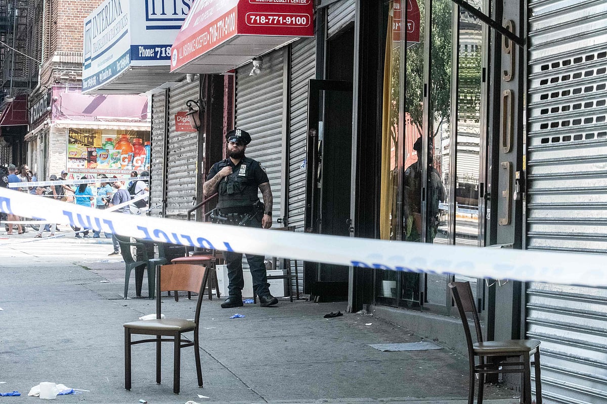 গুলির ঘটনার পর নিউইয়র্কের ক্রাউন হাইটস এলাকায় টেস্ট অব দ্য সিটি লাউঞ্জ নামের ক্লাবের বাইরে একজন পুলিশ সদস্য