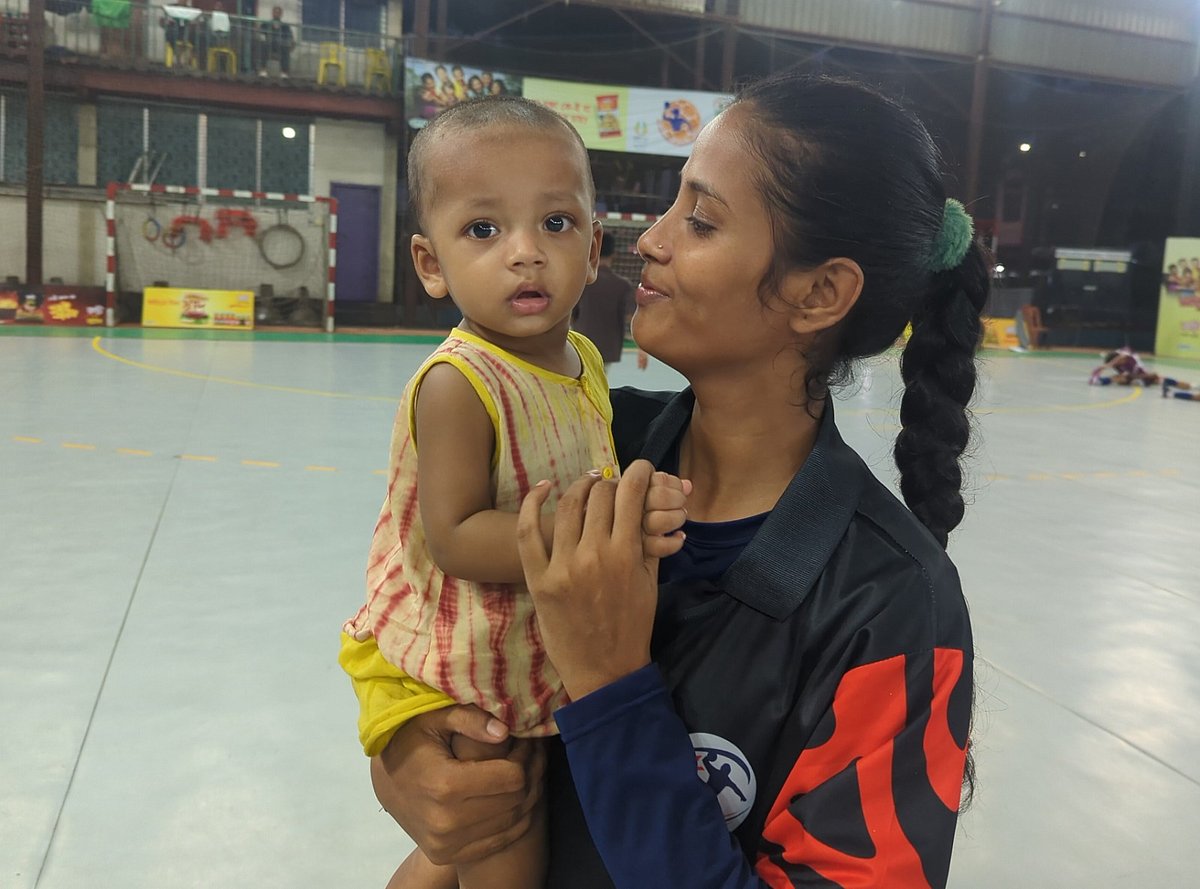 ছেলের সঙ্গে হ্যান্ডবল খেলোয়াড় তানজিমা আক্তার