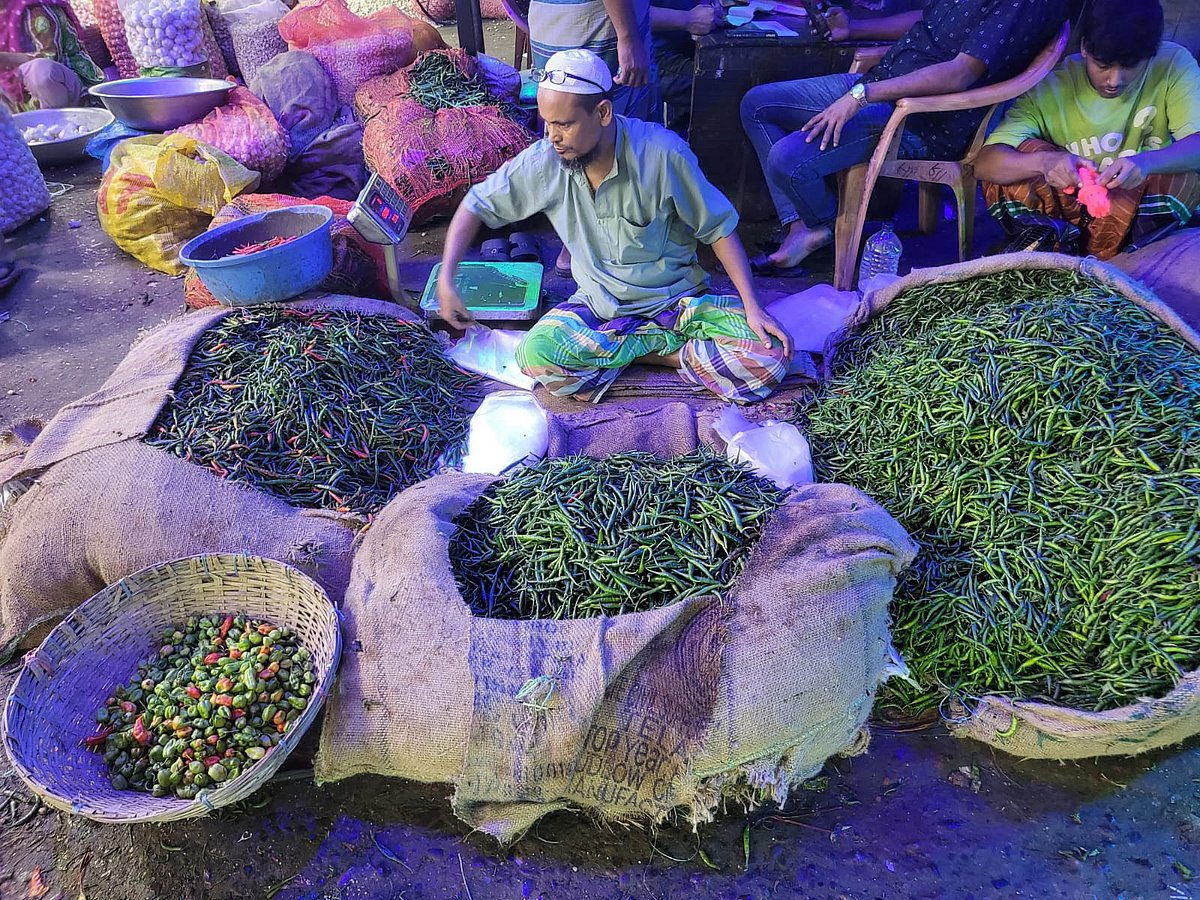 রাজধানীর কারওয়ান বাজারে পাইকারি কাঁচামরিচ বিক্রির জন্য পসরা সজিয়ে বসে আছেন এক বিক্রেতা