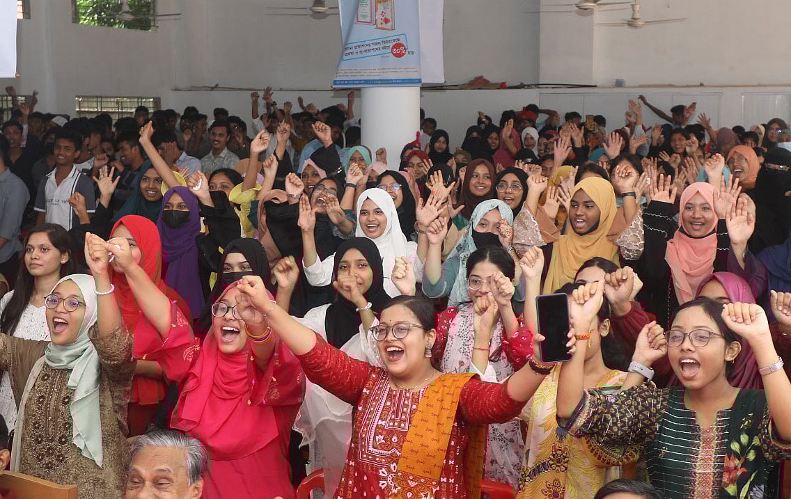 এসএসসি ও সমমানের পরীক্ষায় জিপিএ-৫ পাওয়া শিক্ষার্থীদের সংবর্ধনা অনুষ্ঠান জুড়ে ছিল আনন্দ–উল্লাস আর উচ্ছ্বাস। কক্সবাজারের বায়তুশ শরফ জব্বারিয়া একাডেমিতে