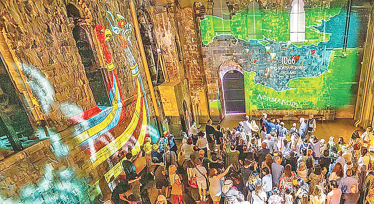 উন্মুক্ত করে দেওয়ার পর যুক্তরাজ্যের নরউইচ দুর্গে দর্শনার্থীরা