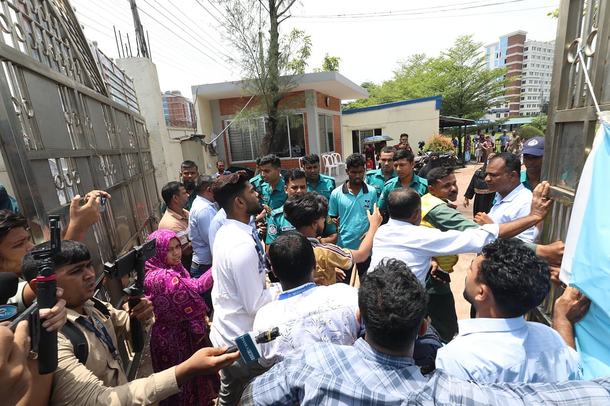 নিরাপত্তা কর্মীদের বাধাকে উপেক্ষা করে স্কুল ক্যাম্পাসে প্রবেশ করেন অভিভাবকেরা। উত্তরা, ঢাকা। ১৭ আগস্ট