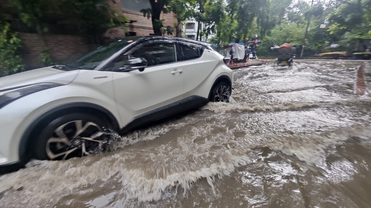 বৃষ্টিতে জলাবদ্ধতা সৃষ্টি হয়েছে রাজধানীর ধানমন্ডির রবীন্দ্র সরোবর এলাকায়, ঢাকা।  সকাল পৌনে আটটা