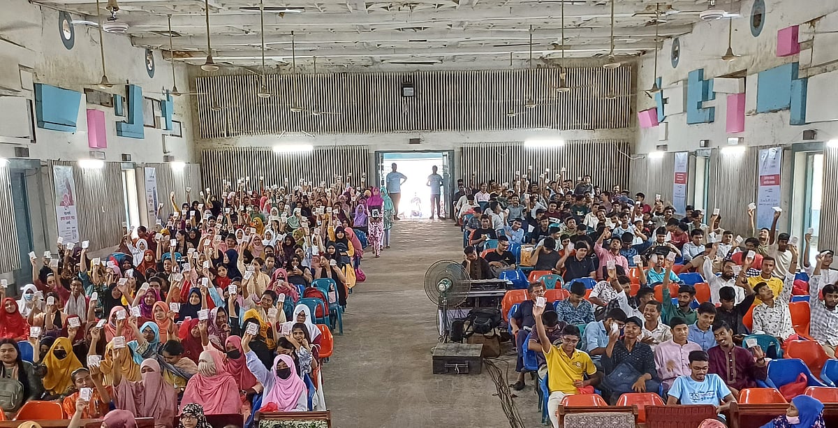 পঞ্চগড়ে শিখো-প্রথম আলো জিপিএ-৫ কৃতী সংবর্ধনা অনুষ্ঠানে ক্রেস্ট হাতে কৃতী শিক্ষার্থীরা। রোববার পঞ্চগড় সরকারি মিলনায়তনে