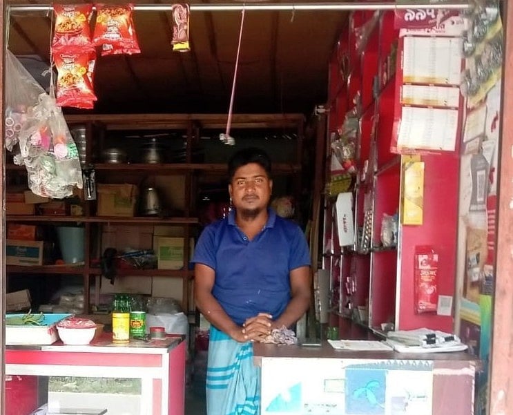 নিজের দোকানে নজরুল ইসলাম