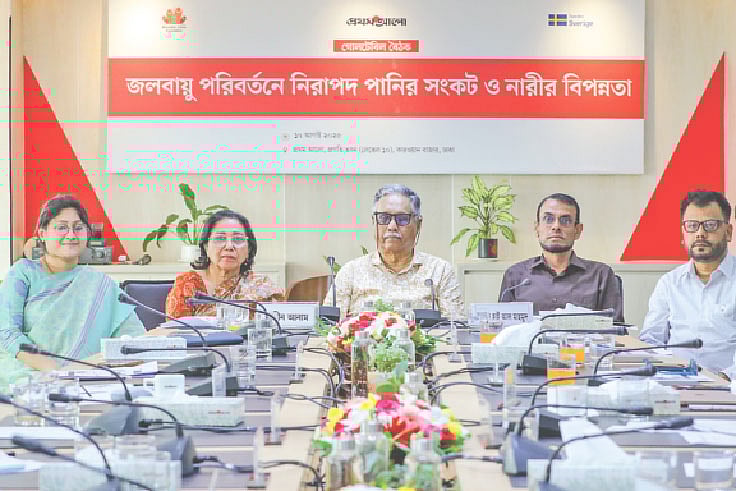 গোলটেবিল বৈঠকে (বাঁ থেকে) শর্মিষ্ঠা দেবনাথ, শাহীন আনাম, আইনুন নিশাত, মুহাম্মদ আবদুল হাই আল মাহমুদ ও সেখ ফরিদ আহমেদ। গতকাল ঢাকার প্রথম আলো কার্যালয়ে