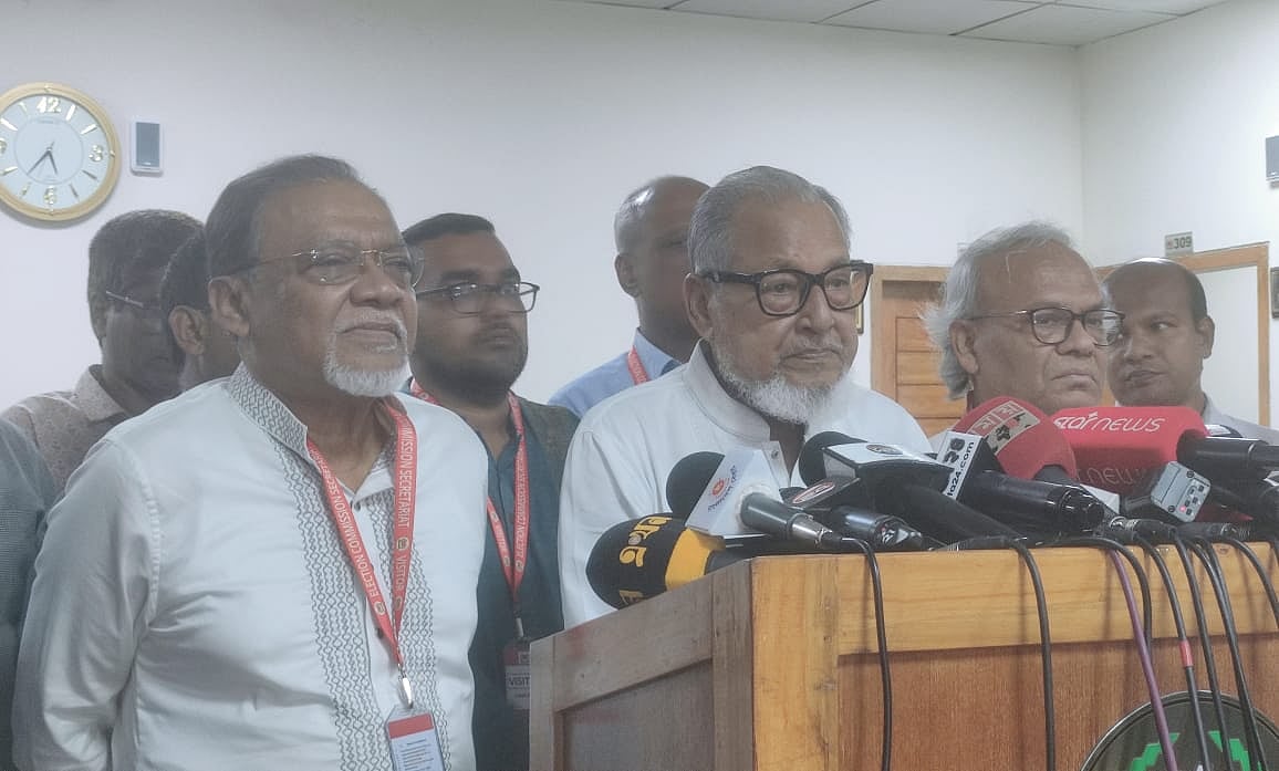 প্রধান নির্বাচন কমিশনারের (সিইসি) সঙ্গে সাক্ষাতের পর সাংবাদিকদের ব্রিফ করেন বিএনপির স্থায়ী কমিটির সদস্য নজরুল ইসলাম খান। আজ রোববার রাজধানীর আগারগাঁওয়ে নির্বাচন ভবনে