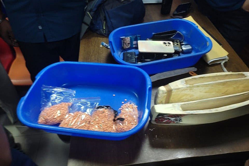 কক্সবাজার বিমানবন্দরে ক্রিকেট ব্যাটের ভেতরে উয়াবা পাচারের চেষ্টা করা হয়। আজ সকাল ১১টার দিকে