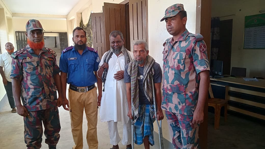 লালমনিরহাটের পাটগ্রাম সীমান্ত দিয়ে ঠেলে পাঠানো দুই ব্যক্তিকে পুলিশের কাছে হস্তান্তর করেছে বিজিবি