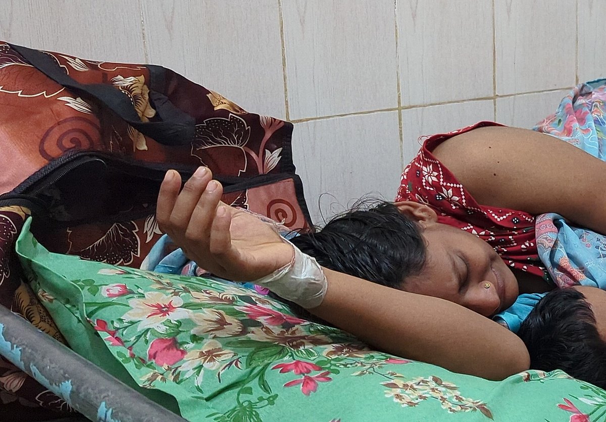 আরেক সন্তানকে বুকে নিয়ে হাসপাতালের শয্যায় কাতর রুমা বেগম