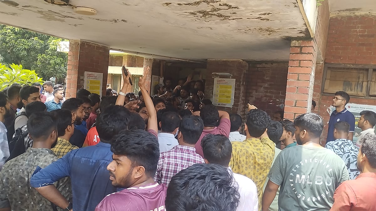 জাহাঙ্গীরনগর বিশ্ববিদ্যালয়ের ক্যাফেটেরিয়া এলাকায় শাখা ছাত্রদলের দুই পক্ষের মধ্যে হাতাহাতি হয়েছে। আজ রোববার দুপুর সাড়ে ১২টার দিকে