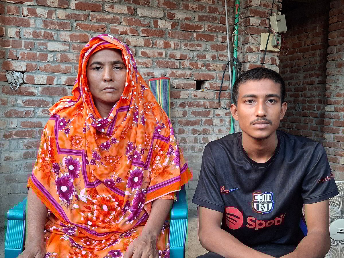 ফজলুর রহমানের স্ত্রী ও ছোট ছেলে। গতকাল সন্ধ্যায় রাজশাহীর মোহনপুর উপজেলার বেলনা গ্রামে