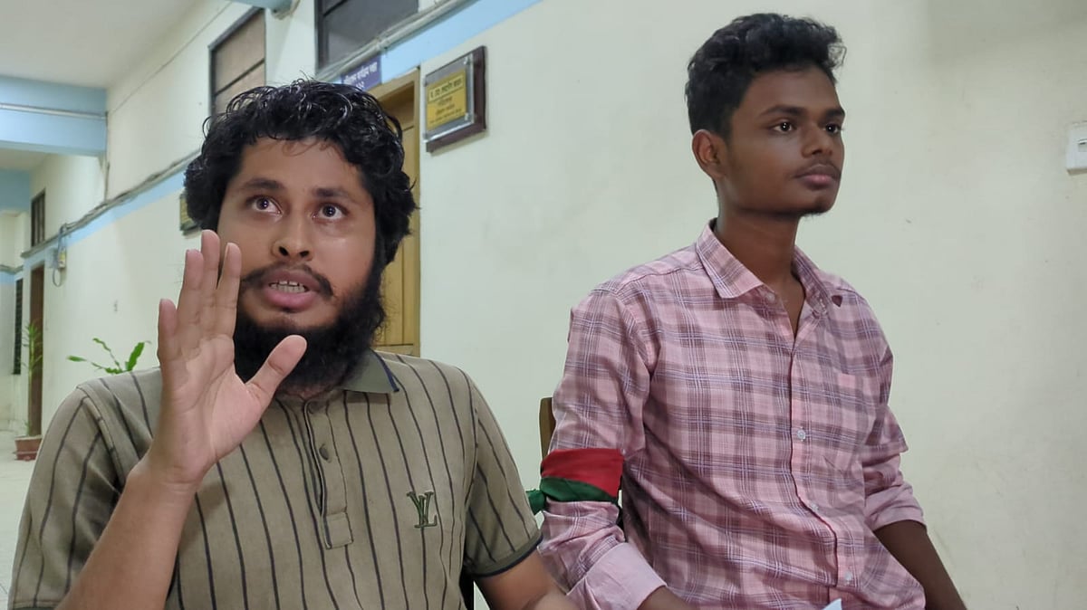 বেগম রোকেয়া বিশ্ববিদ্যালয়ের উপাচার্যের বিবৃতি প্রকাশের পর আমরণ অনশন ভাঙেন বিশ্ববিদ্যালয়ের ব্যবস্থাপনা বিভাগের শিক্ষার্থী শিবলি সাদিক (বাঁয়ে)।‌ পাশে সমাজ বিজ্ঞান বিভাগের শিক্ষার্থী মুশফিকুর রহমান। সোমবার রাতে, বিশ্ববিদ্যালয়ের প্রশাসনিক ভবনের উত্তর গেটে