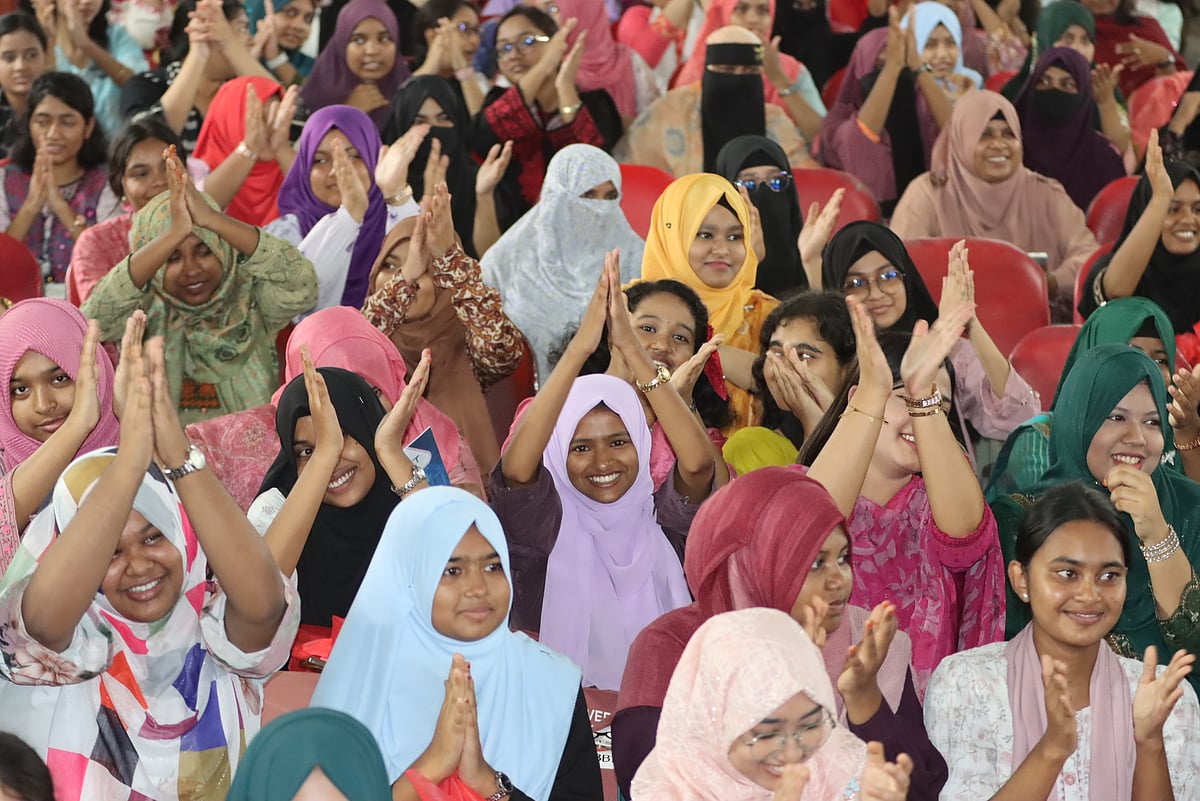 ঠাকুরগাঁওয়ে শিখো-প্রথম আলো জিপিএ–৫ প্রাপ্তদের কৃতী সংবর্ধনায় আসা শিক্ষার্থীদের একাংশ। আজ সোমবার সকালে সদর উপজেলার মীর্জা রুহুল আমিন মিলনায়তনে