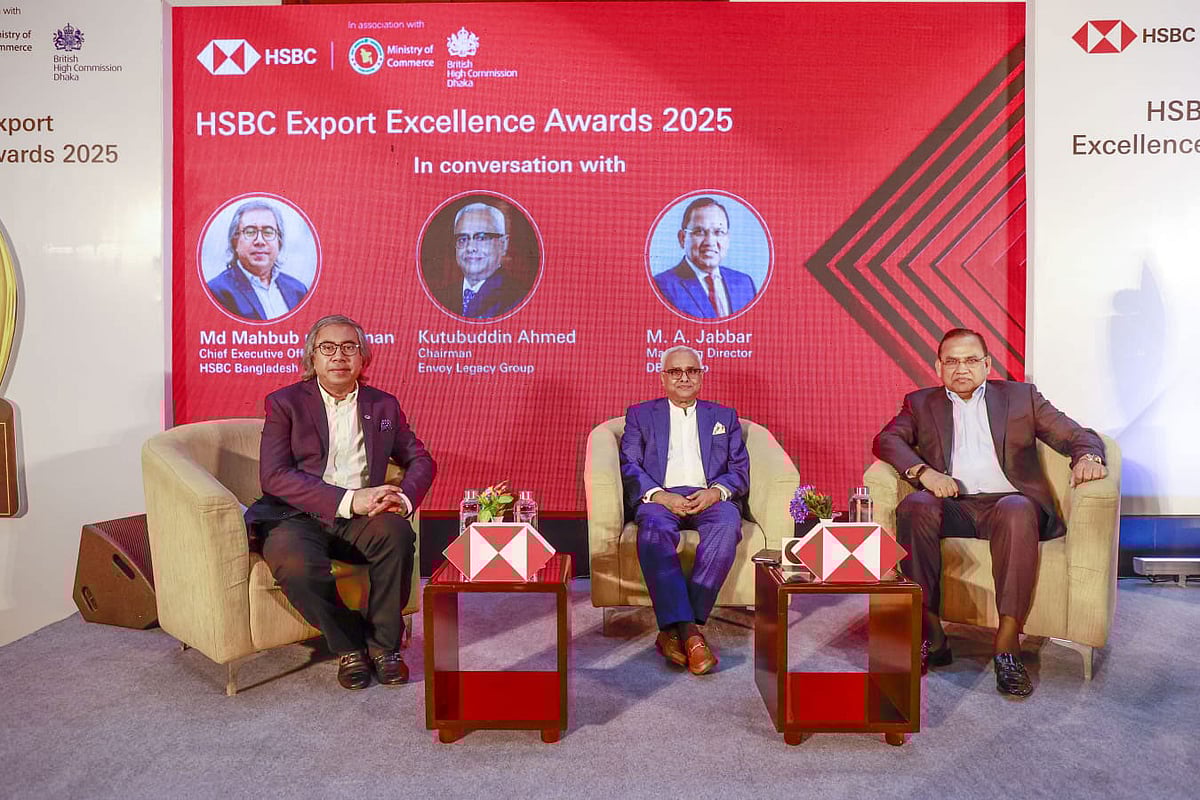 নবমবারের মতো এক্সপোর্ট অ্যাওয়ার্ড আয়োজন সামনে রেখে আয়োজিত সংবাদ সম্মেলনে (বাঁ থেকে) এইচএসবিসি বাংলাদেশের প্রধান নির্বাহী মাহবুব উর রহমান, এনভয় লিগেসি গ্রুপের চেয়ারম্যান কুতুবউদ্দিন আহমেদ ও ডিবিএল গ্রুপের ব্যবস্থাপনা পরিচালক এম এ জব্বার। আজ সোমবার দুপুরে রাজধানীর সোনারগাঁও হোটেলে