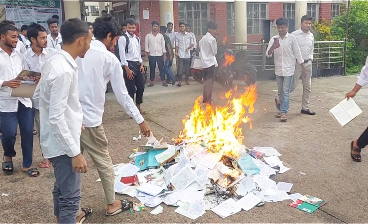 বরগুনা পলিটেকনিক ইনস্টিটিউট লাইব্রেরি থেকে বঙ্গবন্ধুর ‘অসমাপ্ত আত্মজীবনী’সহ বিভিন্ন বই পুড়িয়ে দেন একদল শিক্ষার্থী। আজ দুপুরে তোলা