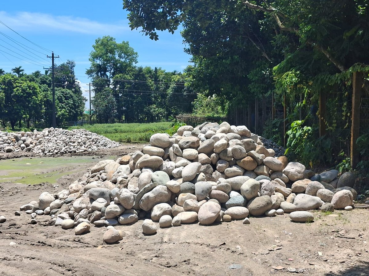 ‌সিলেটের কোম্পানীগঞ্জের কলাবা‌ড়ি এলাকা থেকে সোমবার জব্দকৃত সাদাপাথর