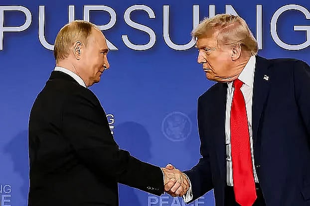 শুভেচ্ছা বিনিময় করছেন প্রেসিডেন্ট ডোনাল্ড ট্রাম্প ও প্রেসিডেন্ট ভ্লাদিমির পুতিন। গত শুক্রবার যুক্তরাষ্ট্রের আলাস্কার অ্যাঙ্কোরেজ শহরে এলমেনডর্ফ–রিচার্ডসন ঘাঁটিতে