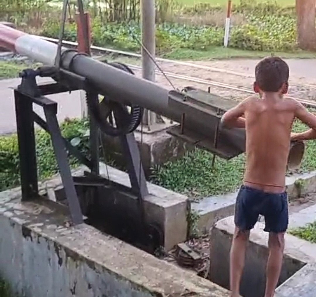 ট্রেন আসতে দেখে স্থানীয় এক কিশোর লেভেল ক্রসিংয়ের গেট বন্ধ করে। ট্রেন চলে যাওয়ার পর আবার গেট খুলে দেয় সে। গতকাল রোববার বিকেলে মৌলভীবাজারের কুলাউড়া উপজেলার চৌধুরী বাজার-ভবানীপুর লেভেল ক্রসিং গেটে