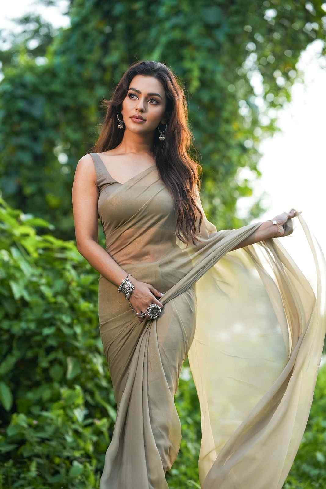 মেটে শাড়িতে স্নিগ্ধ নুসরাত ফারিয়া, হাতের বিখ্যাত ব্র্যান্ডের ব্রেসলেটটির দাম কত