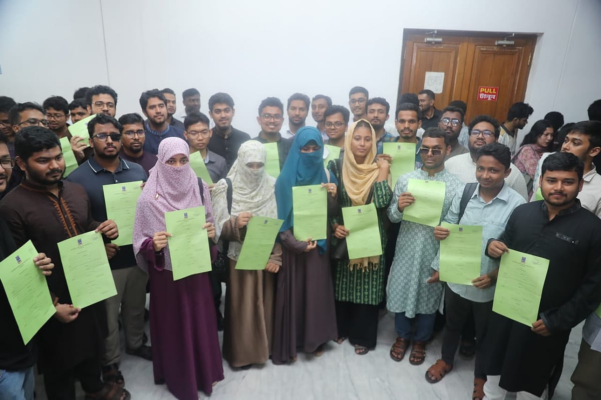 ঢাকা বিশ্ববিদ্যালয় কেন্দ্রীয় ছাত্র সংসদ (ডাকসু) নির্বাচনে প্রতিদ্বন্দ্বিতার জন্য মনোনয়নপত্র সংগ্রহ করেছেন ইসলামী ছাত্রশিবিরের নেতাকর্মীরা। আজ সোমবার দুপুরে বিশ্ববিদ্যালয়ের নবাব নওয়াব আলী চৌধুরী সিনেট ভবনে