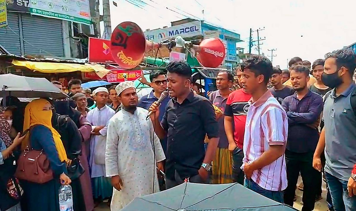 চাকরিতে পুনর্বহালের দাবিতে সড়ক অবরোধ করে বিক্ষোভ। আজ দুপুরে কক্সবাজার-টেকনাফ সড়কের উখিয়া কোর্টবাজার পেট্রলপাম্প এলাকায়