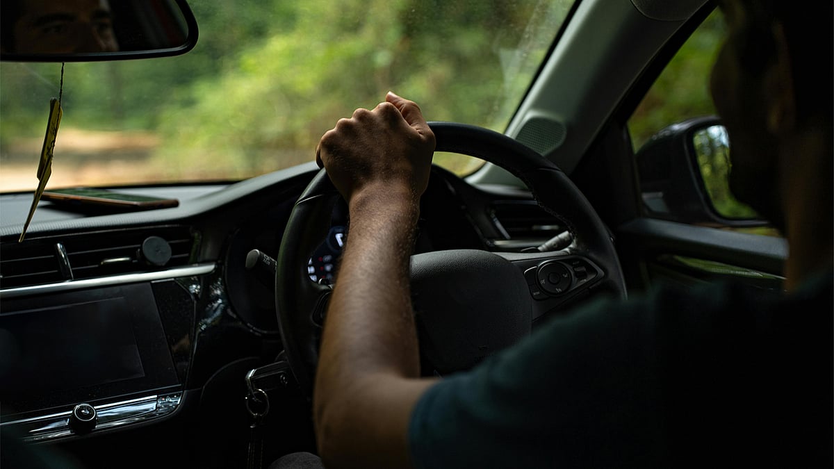 গাড়ির ইঞ্জিনে সাধারণত জীবাশ্ম জ্বালানি ব্যবহার করা হয়, ফলে সেখানে কার্বন মনোক্সাইডসহ বেশ কিছু গ্যাস তৈরি হয়