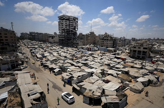 ইসরায়েলের হামলার কারণে বাস্তুচ্যুত ফিলিস্তিনিরা গাজা সিটির একটি আশ্রয়শিবিরে আশ্রয় নিচ্ছেন