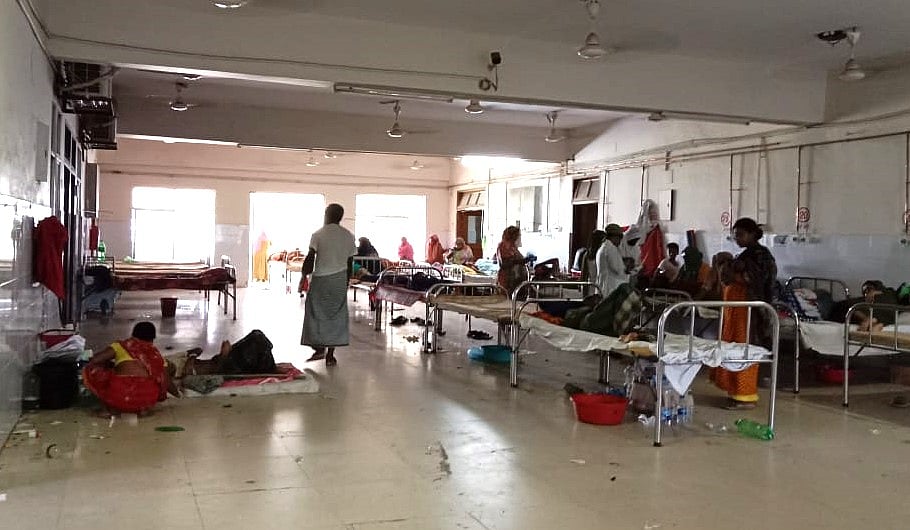 বরিশালের শের-ই-বাংলা মেডিকেল কলেজ হাসপাতালের পাঁচতলা মেডিসিন বিভাগে সব সময় রোগীতে ঠাসা থাকে। কিন্তু ইন্টার্ন চিকিৎসকদের ধর্মঘটের কারণে বিভাগটি এখন প্রায় ফাঁকা। সোমবার দুপুরে