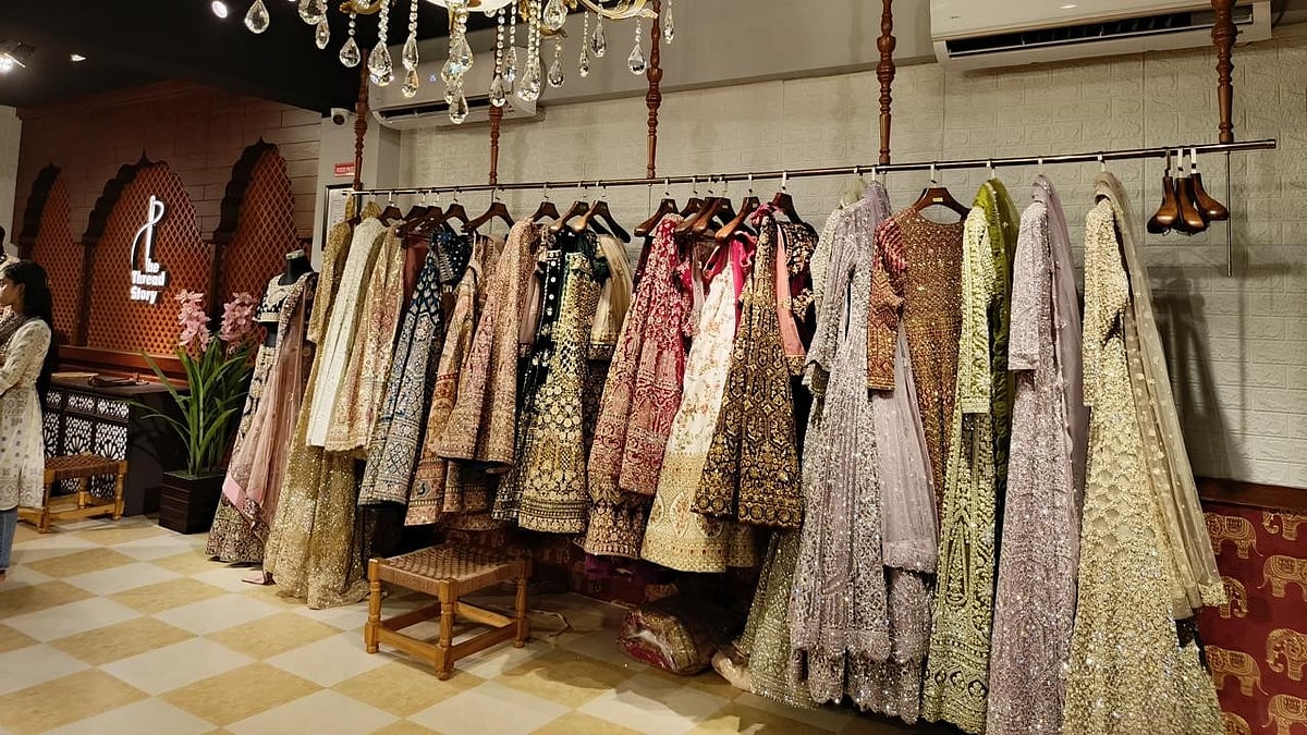 পোশাক ভাড়া নেওয়ার দোকানের নাম ‘দ্য থ্রেড স্টোরি’