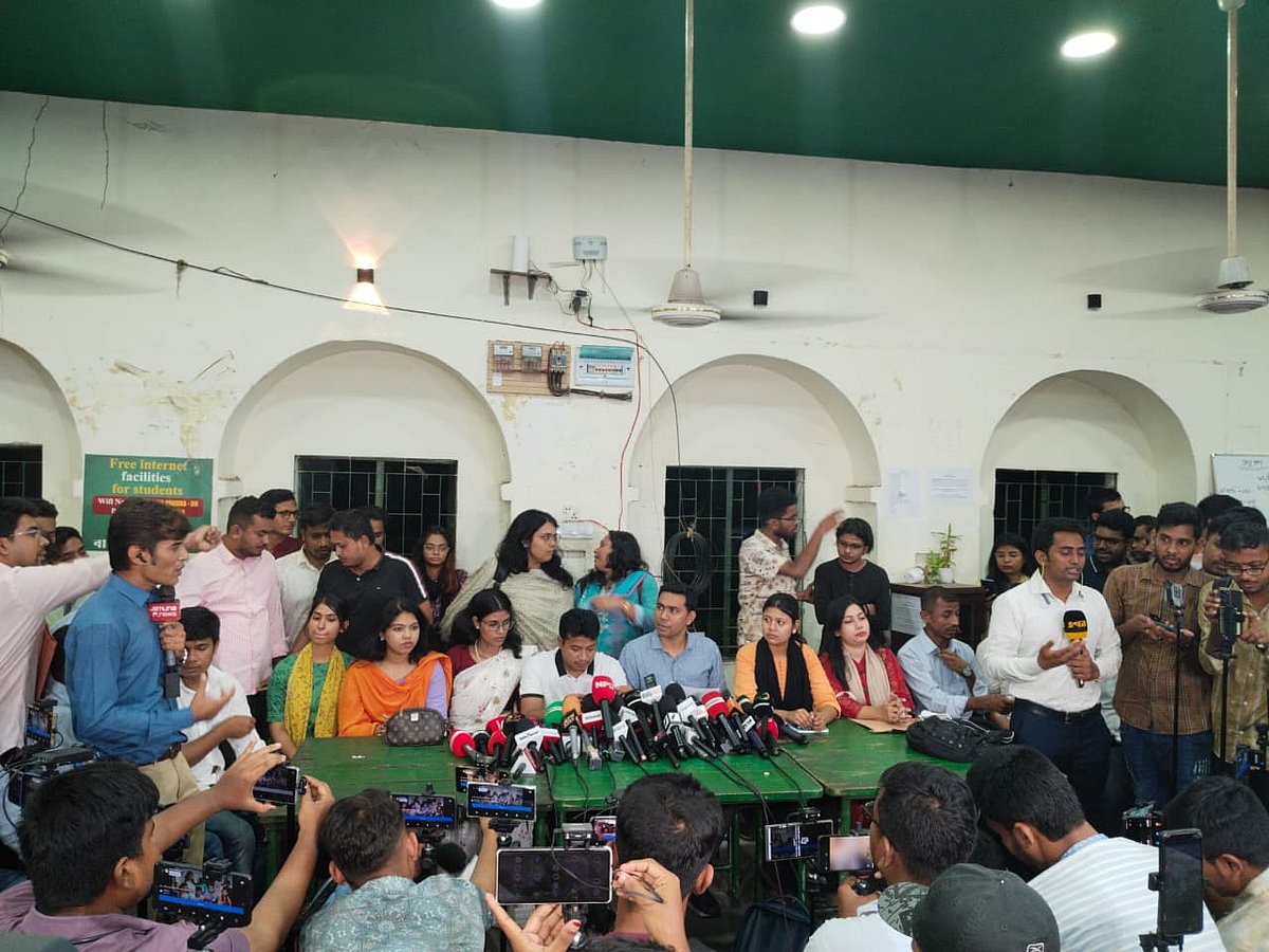 সংবাদ সম্মেলনে ছাত্রদলের ঢাকা বিশ্ববিদ্যালয় শাখার নেতারা। আজ সোমবার সন্ধ্যায় ঢাকা বিশ্ববিদ্যালয়ের মধুর ক্যানটিনে