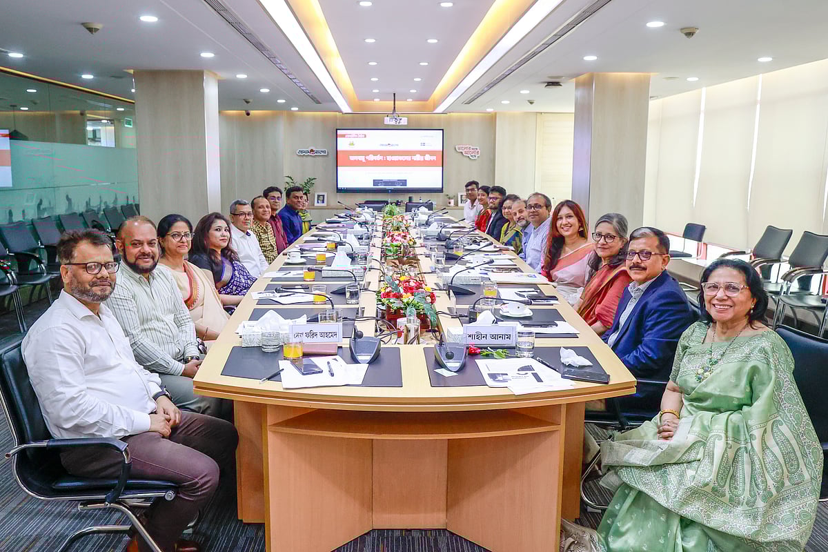 ‘জলবায়ু পরিবর্তন: হাওরাঞ্চলের নারীর জীবন’ শীর্ষক গোলটেবিল বৈঠকে অংশগ্রহণকারীরা। ১১ আগস্ট ২০২৫ ঢাকার প্রথম আলো কার্যালয়ে