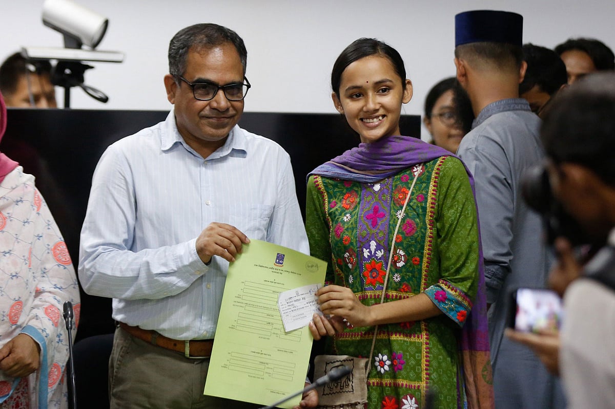 ডাকসু নির্বাচনে প্রতিদ্বন্দ্বিতার জন্য মনোনয়ন ফরম সংগ্রহ। আজ সোমবার ঢাকা বিশ্ববিদ্যালয়ের নবাব নওয়াব আলী চৌধুরী সিনেট ভবনে