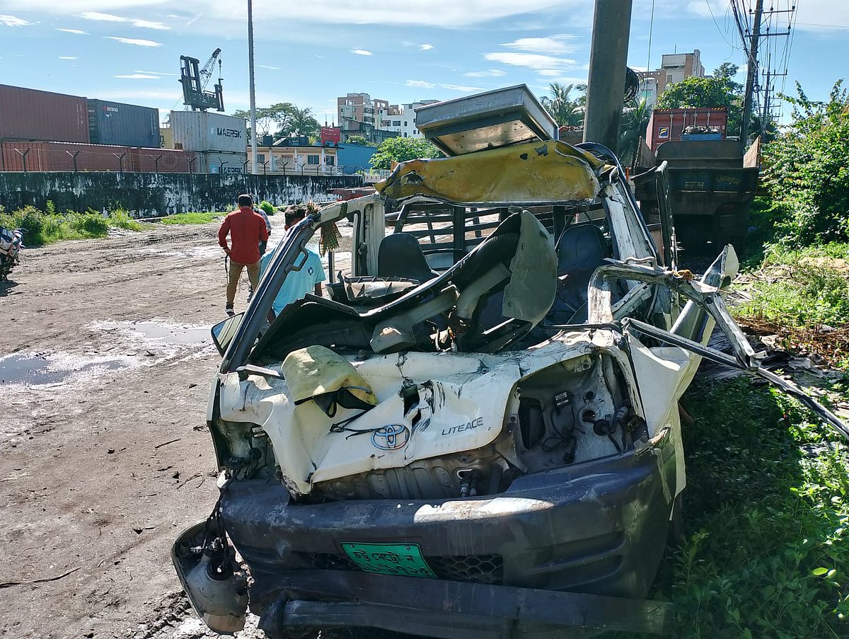 দুর্ঘটনায় দুমড়েমুচড়ে যায় পিকআপ ভ্যানটি। আজ সকালে নগরের সিটি গেট এলাকায়