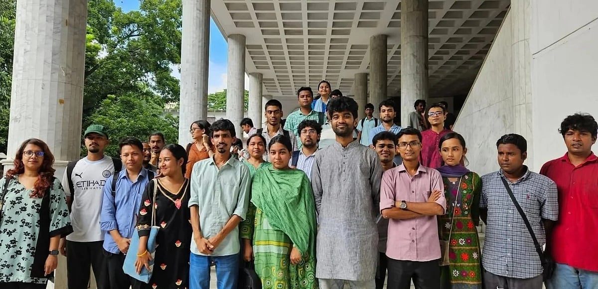 ডাকসু নির্বাচনে বাম গণতান্ত্রিক ছাত্র জোটের প্যানেলের সদস্যরা। আজ সোমবার ঢাকা বিশ্ববিদ্যালয়ের নবাব নওয়াব আলী চৌধুরী সিনেট ভবনে