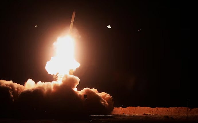 ইরানের সামরিক বাহিনীর একটি মহড়ায় ছোড়া হচ্ছে একটি ক্ষেপণাস্ত্র