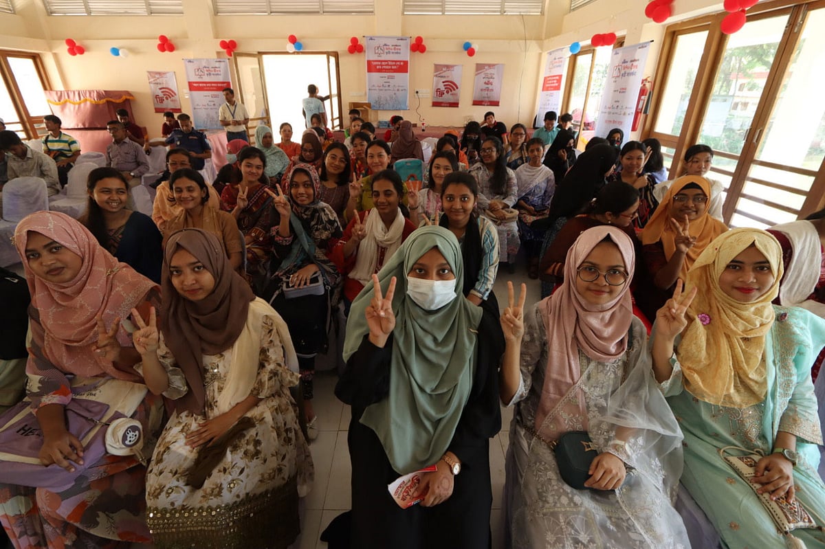 অনুষ্ঠানে উপস্থিত শিক্ষার্থীদের একটি অংশ। আজ সকাল ১০টায় বান্দরবান সদর উপজেলা পরিষদ মিলনায়তন থেকে তোলা