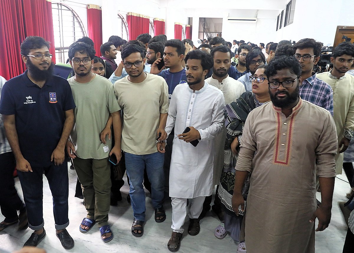 বাংলাদেশ গণতান্ত্রিক ছাত্রসংসদের নেতারা আজ সোমবার ডাকসু নির্বাচনের মনোনয়ন ফরম সংগ্রহ করেন। বিকেলে ঢাকা বিশ্ববিদ্যালয়ের নবাব নওয়াব আলী চৌধুরী সিনেট ভবনে