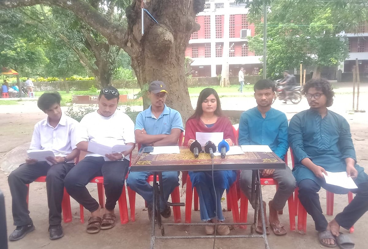 অবাধ, সুষ্ঠু, নিরপেক্ষ ও অন্তর্ভুক্তিমূলক রাকসু নির্বাচনের লক্ষ্যে বিশ্ববিদ্যালয়ের সম্মিলিত সাহিত্য, সাংস্কৃতিক ও বুদ্ধিবৃত্তিক সংগঠনগুলোর সংবাদ সম্মেলনে। আজ দুপুর ১২টার দিকে বিশ্ববিদ্যালয়ের পরিবহন মার্কেটে