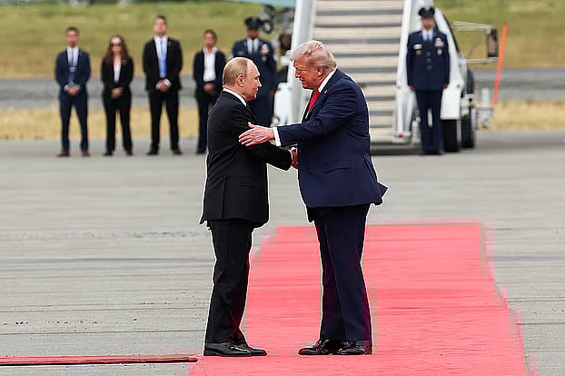 রাশিয়ার প্রেসিডেন্ট ভ্লাদিমির পুতিনের সঙ্গে যুক্তরাষ্ট্রের প্রেসিডেন্ট ডোনাল্ড ট্রাম্প। আলাস্কা, যুক্তরাষ্ট্র ১৫ আগস্ট ২০২৫